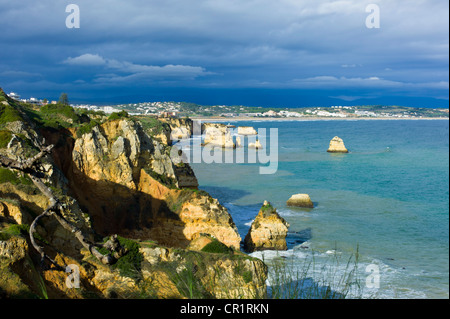 Famosa costa rocciosa, Ponta da Piedade, misericordia punto, Lagos, regione di Algarve, Portogallo, Europa Foto Stock