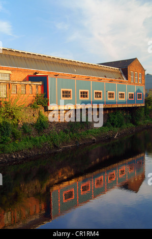 UK,South Yorkshire,Sheffield,Cinque sbarramenti a piedi,Factory accanto al Fiume Don vicino Newhall Bridge Foto Stock