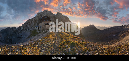 Vista panoramica come visto da Toerlgatterl, Toerlspitze mountain e Meilerhuette mountain lodge a sunrise, con bizzarre red Foto Stock