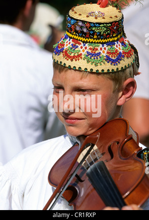 La Romania, Carpazi, Maramures, festa nel villaggio di Valdu Izei, un giovane violinista Foto Stock
