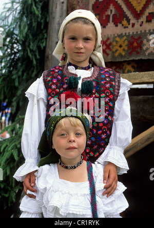 La Romania, Carpazi, Maramures, bambini in costume tradizionale Foto Stock