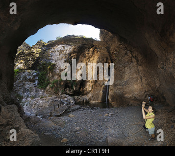 Turisti alla cascata più grande sull'isola di Tenerife, Barranco del Infierno canyon, isola di Tenerife, Isole Canarie, Spagna Foto Stock