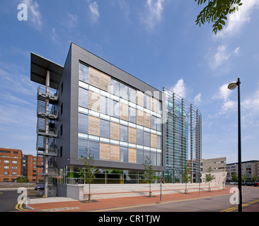 3 Assembly Square, Britannia Quay, Cardiff Bay, sede degli studi televisivi ITV Cymru-Wales contro un cielo blu quasi limpido Foto Stock