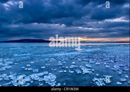 Pezzi di ghiaccio che giace sulla superficie ghiacciata sulla riva di Reichenau Isola, Baden-Wuerttemberg, Germania, Europa Foto Stock