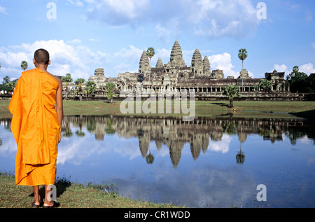 Cambogia Siem Reap Provincia, Angkor Sito Patrimonio Mondiale dell'UNESCO, bronzetto di fronte Angkor Vat tempio Foto Stock