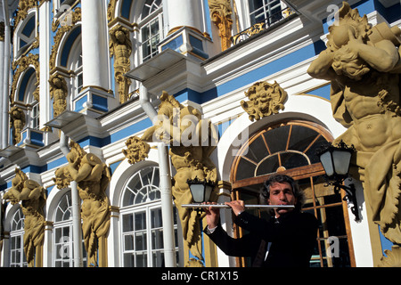 Russia, Pushkine (Carskoe Selo), 25 km a sud di San Pietroburgo, patrimonio mondiale dell UNESCO, flautista davanti a Catherine Foto Stock