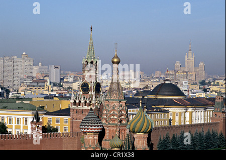 Russia, Mosca, panorama sulla città, il Cremlino e la cattedrale di San Basilio sulla Piazza Rossa Patrimonio Mondiale UNESCO Foto Stock
