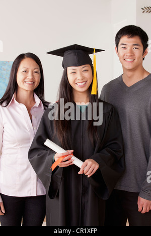 Stati Uniti, California, Los Angeles, Ritratto di giovane donna in abito di graduazione con la madre e il fratello Foto Stock