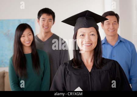 Stati Uniti, California, Los Angeles, ritratto di donna matura in abito di graduazione con la famiglia Foto Stock