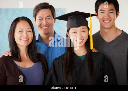 Stati Uniti, California, Los Angeles, ritratto di donna matura in abito di graduazione con la famiglia Foto Stock