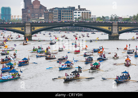 Parte della flottiglia che è andato lungo il Tamigi da Battersea Bridge per celebrare il Giubileo di Diamante Foto Stock