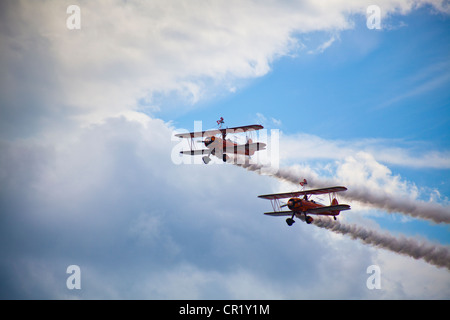 2 elica Breitling Bi-Planes volare oltre in formazione a Bournemouth Air show con ala walkers arrampicata in posizione Foto Stock