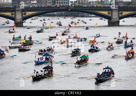 Parte della flottiglia che è andato lungo il Tamigi da Battersea Bridge per celebrare il Giubileo di Diamante Foto Stock