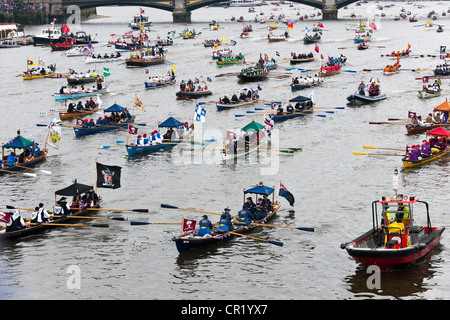 Parte della flottiglia che è andato lungo il Tamigi da Battersea Bridge per celebrare il Giubileo di Diamante Foto Stock