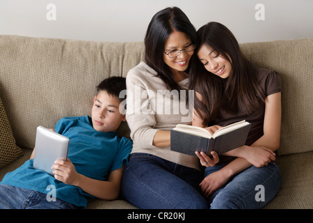 Stati Uniti, California, Los Angeles, Famiglia insieme di lettura Foto Stock