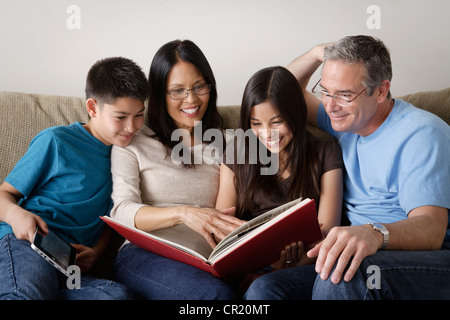 Stati Uniti, California, Los Angeles, Famiglia guardare foto album insieme Foto Stock