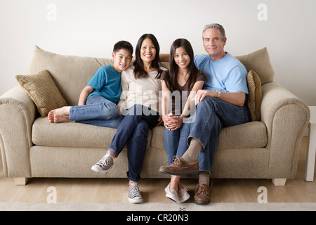 Stati Uniti, California, Los Angeles, Allegro famiglia seduti sul divano Foto Stock