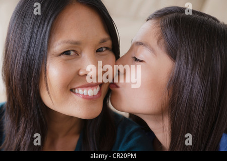 Stati Uniti, California, Los Angeles, figlia di madre che dà un bacio sulla guancia Foto Stock