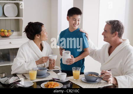 Stati Uniti, California, Los Angeles, famiglia con colazione Foto Stock