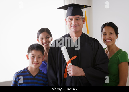 Stati Uniti, California, Los Angeles, Famiglia celebra il padre la graduazione Foto Stock