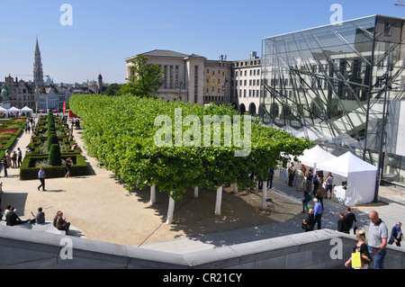 Mont des Arts nel centro di Bruxelles. Kunstberg. Persone che passeggiano vicino agli alberi e architettura moderna. Foto Stock