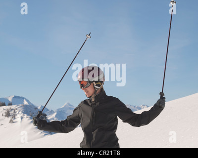 Austria, Maria Alm, giovane donna in attrezzatura da sci alla cima della montagna Foto Stock