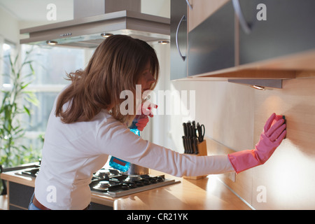 Paesi Bassi, Goirle, giovane donna la pulizia della cucina Foto Stock