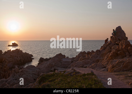 Le formazioni rocciose sulla costa rurale Foto Stock