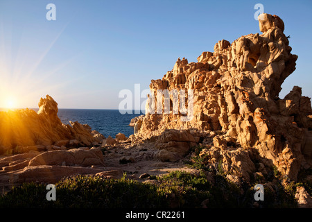 Le formazioni rocciose sulla costa rurale Foto Stock