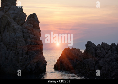 Le formazioni rocciose sulla costa rurale Foto Stock