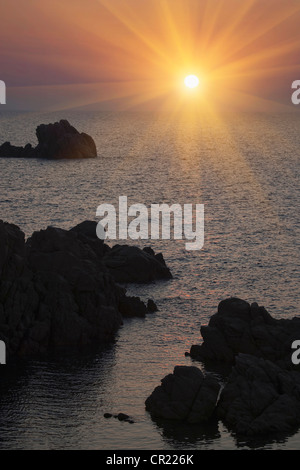 Le formazioni rocciose sulla costa rurale Foto Stock