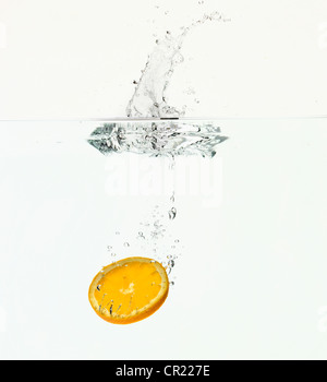 Spruzzi di limone in acqua Foto Stock