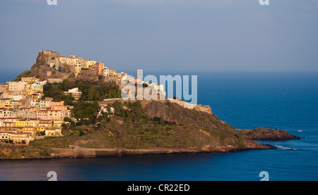 Vista aerea del villaggio sulla collina Foto Stock