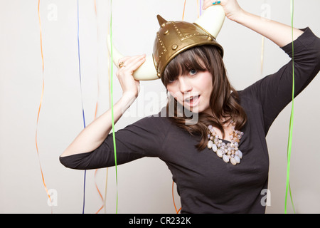 Studio shot della giovane donna nel casco Viking Foto Stock