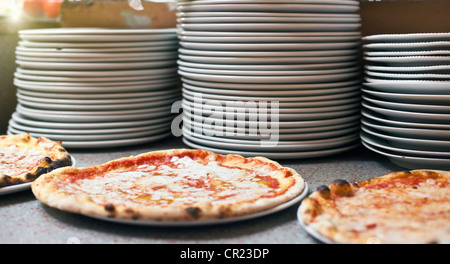 Le pizze sul contatore in cucina Foto Stock