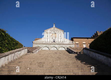 Edificio visto dal fondo delle scale Foto Stock