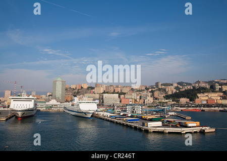 Navi da Crociera ormeggiata nel molo urbana Foto Stock