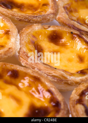 Close-up del tipico dolce portoghese pasticceria pastéis de nata - portoghese budino tart Foto Stock