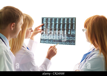 Ritratto di giovane medico mostrando e interpretazione di raggi x ai colleghi Foto Stock