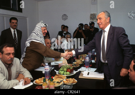 Shimon Peres e Yasser Arafat incontra la stampa dopo la loro riunione a Gaza. Foto Stock