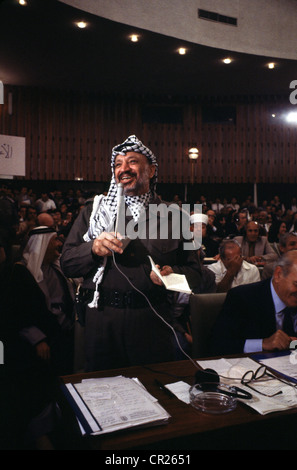 Il presidente palestinese Yasser Arafat parla durante il Consiglio nazionale palestinese incontro presso il club des Pins al di fuori di Algeri. Foto Stock