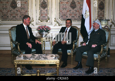 Il cairo, Egitto -- 1994 -- il presidente Clinton incontra Yasser Arafat e Hosni Mubarak a 3 modalità di riunione al Cairo. Foto Stock