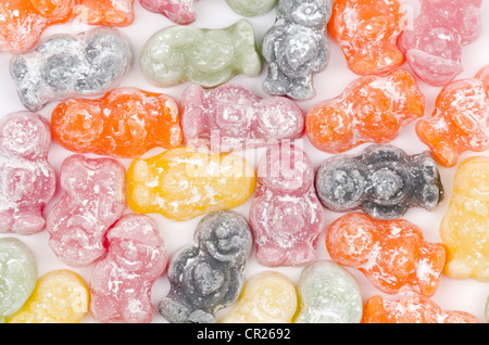 Close-up di uno sfondo di zucchero spolverato orsetti di gomma dolce pasticceria - studio shot Foto Stock