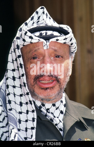 Il presidente palestinese Yasser Arafat poco dopo essere sopravvissuto ad un algerino incidente aereo nel deserto libico nel 1992, al Cairo. Foto Stock