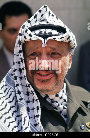 Il presidente palestinese Yasser Arafat poco dopo essere sopravvissuto ad un algerino incidente aereo nel deserto libico nel 1992, al Cairo. Foto Stock