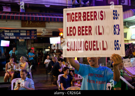 Pubblicità su bevande Khao San Road di Bangkok, Tailandia. Foto Stock