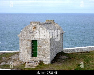 Nebbia shell cannon magazine al nord Stack Spia antinebbia, stazione di Isola Santa, Anglesey, Galles del Nord Foto Stock