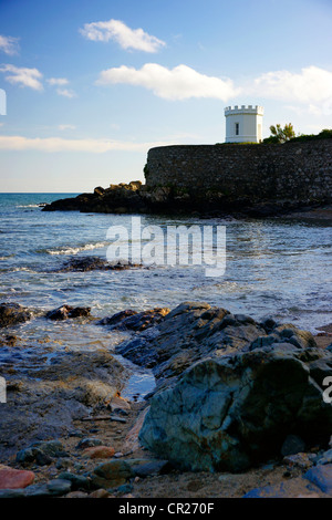 Sea scape da Marizon cafe, guardando indietro verso la St Michaels Mount, su una perfetta serata, dopo una bella giornata di sole. Foto Stock