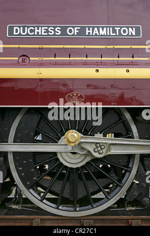 Targhetta di fabbrica e le ruote di guida di conserve di LMS locomotiva a vapore 6229 'Duchess di Hamilton'. Foto Stock