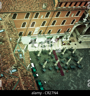 Cortile con street cafe a Verona, Italia, visto dall'occhio di un uccello Foto Stock